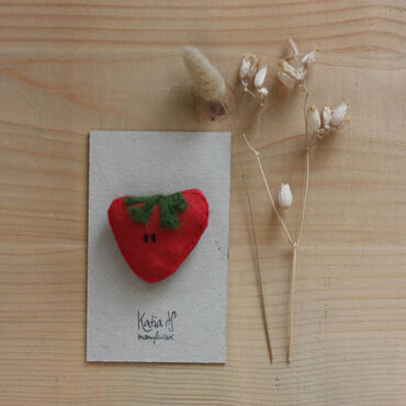Broche fraise réalisée par KatiadS manufacture